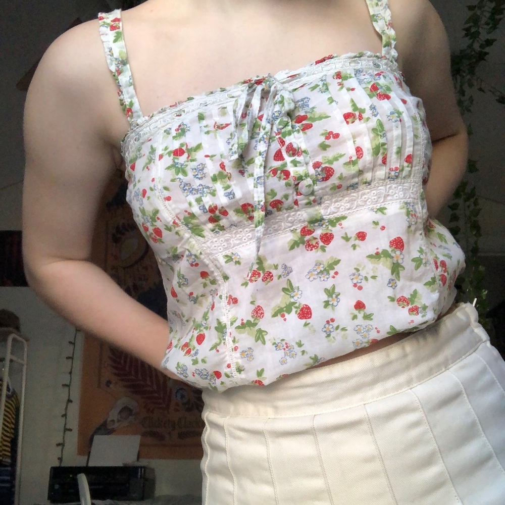 SOLD Beautiful strawberry milk maid top🤎